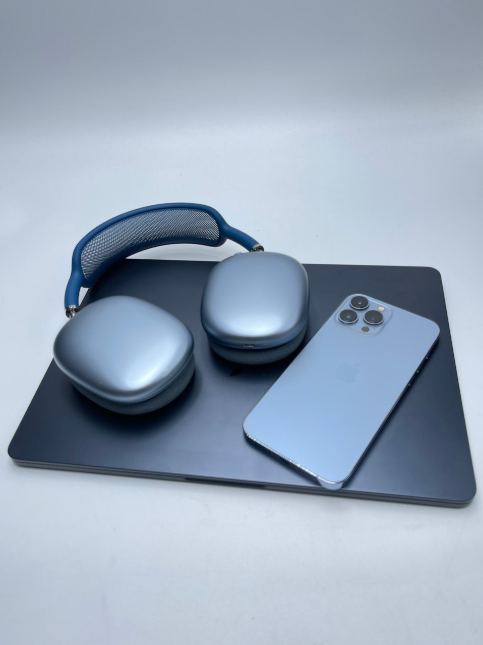 Apple MacBook Air, iPhone 13 Pro Max, Airpod Max (A2681, A2484